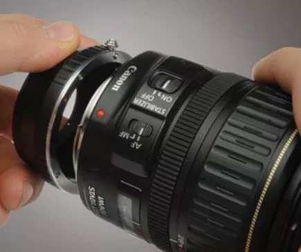 Align the lens adapter's alignment